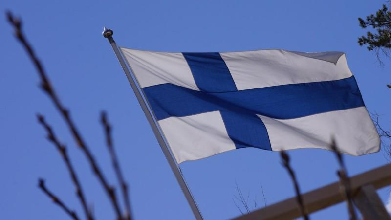 Suomen lippu liehuu salossa