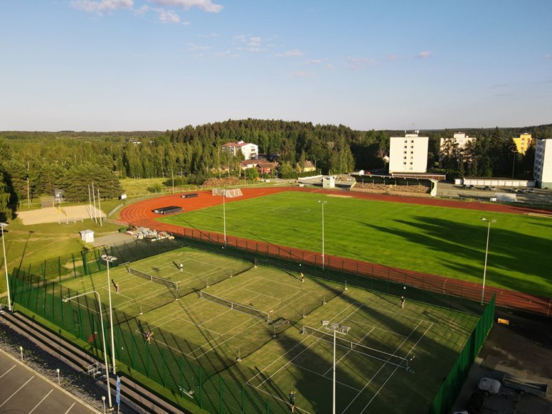 Urheilukenttä kuvattuna kesällä ilmasta.