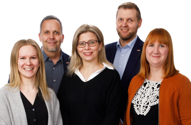 Akaan kaupungin elineinotiimin iloisia ihmisiä.