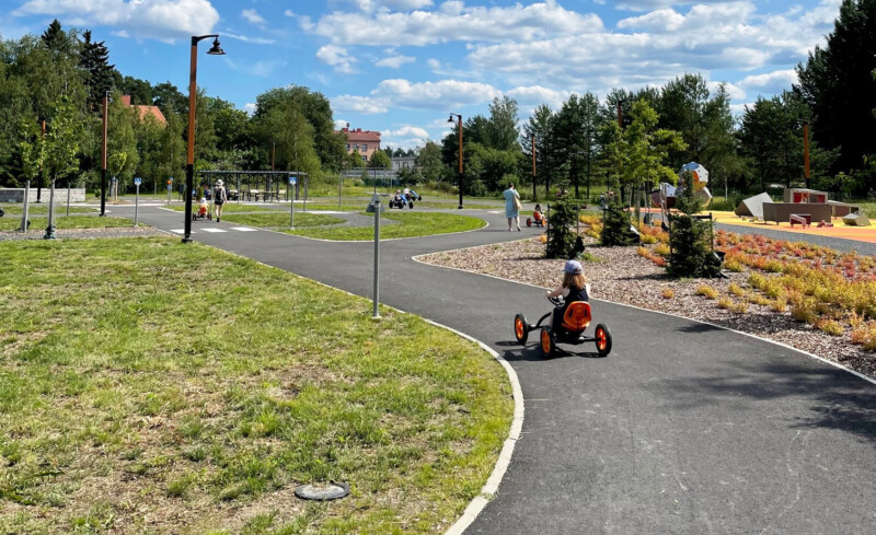 Lapsi polkee polkuautolla liikennepuistossa.