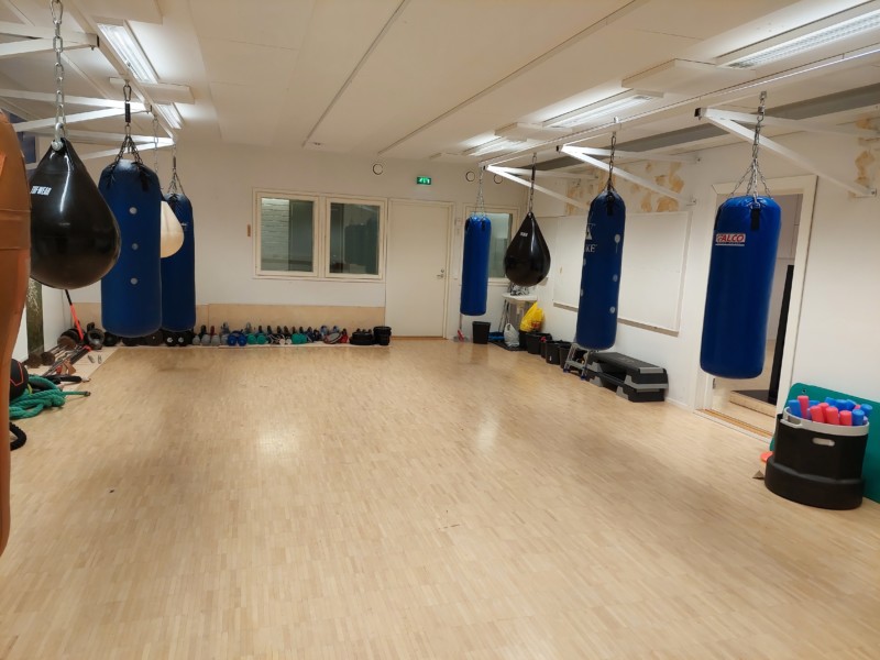kuva monitoimihallin alakerran luokkatilassa, jossa nyrkkeilysäkkejä