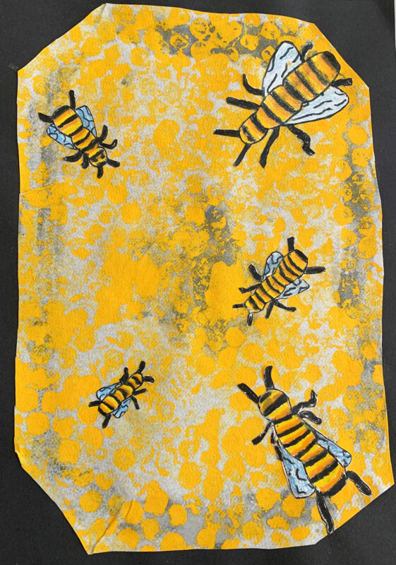 Piirustus, jossa mehiläisiä keltaisen kennotaustan päällä.
