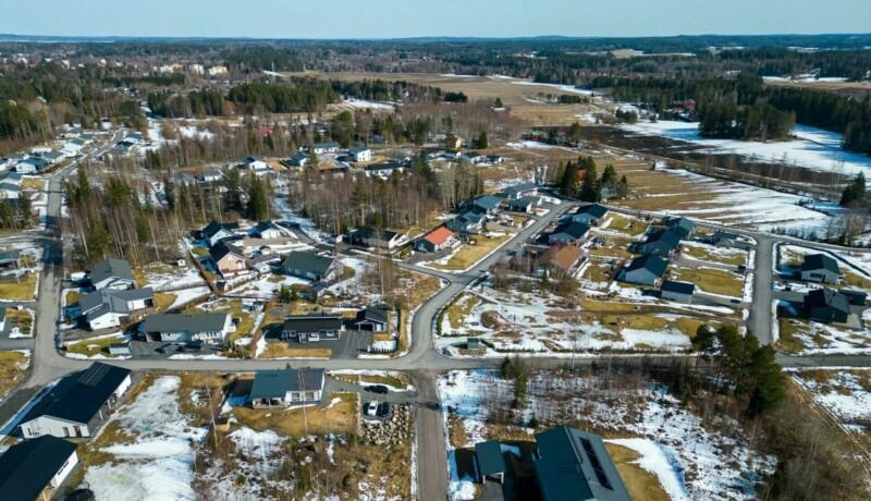 Uudenkylän omakotialue kuvattuna ilmasta: taloja, metsää ja lunta.