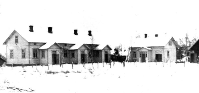 Vanha mustavalkoinen kuva Laaksolasta talvimaisemassa.