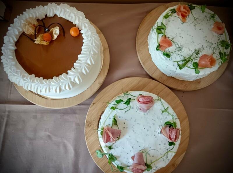 Kolme kakkua pöydällä.