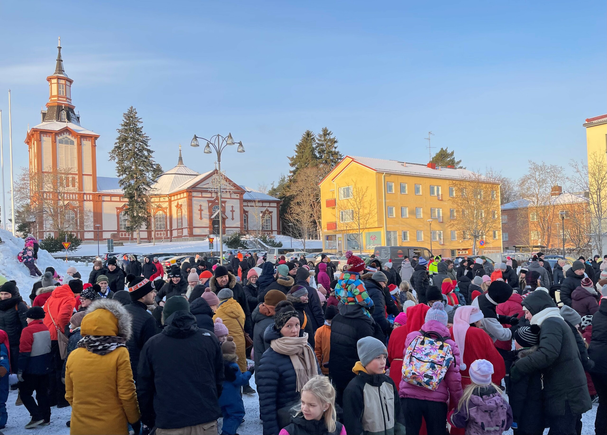 Runsaasti ihmisiä torilla Toijalan joulunavauksessa.