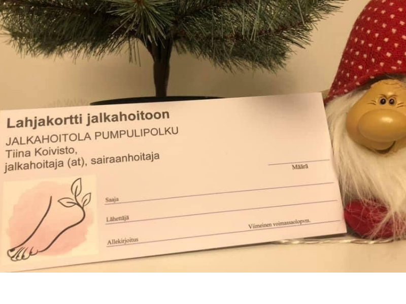 Lahjakortti nojaa tonttu-ukkoon.