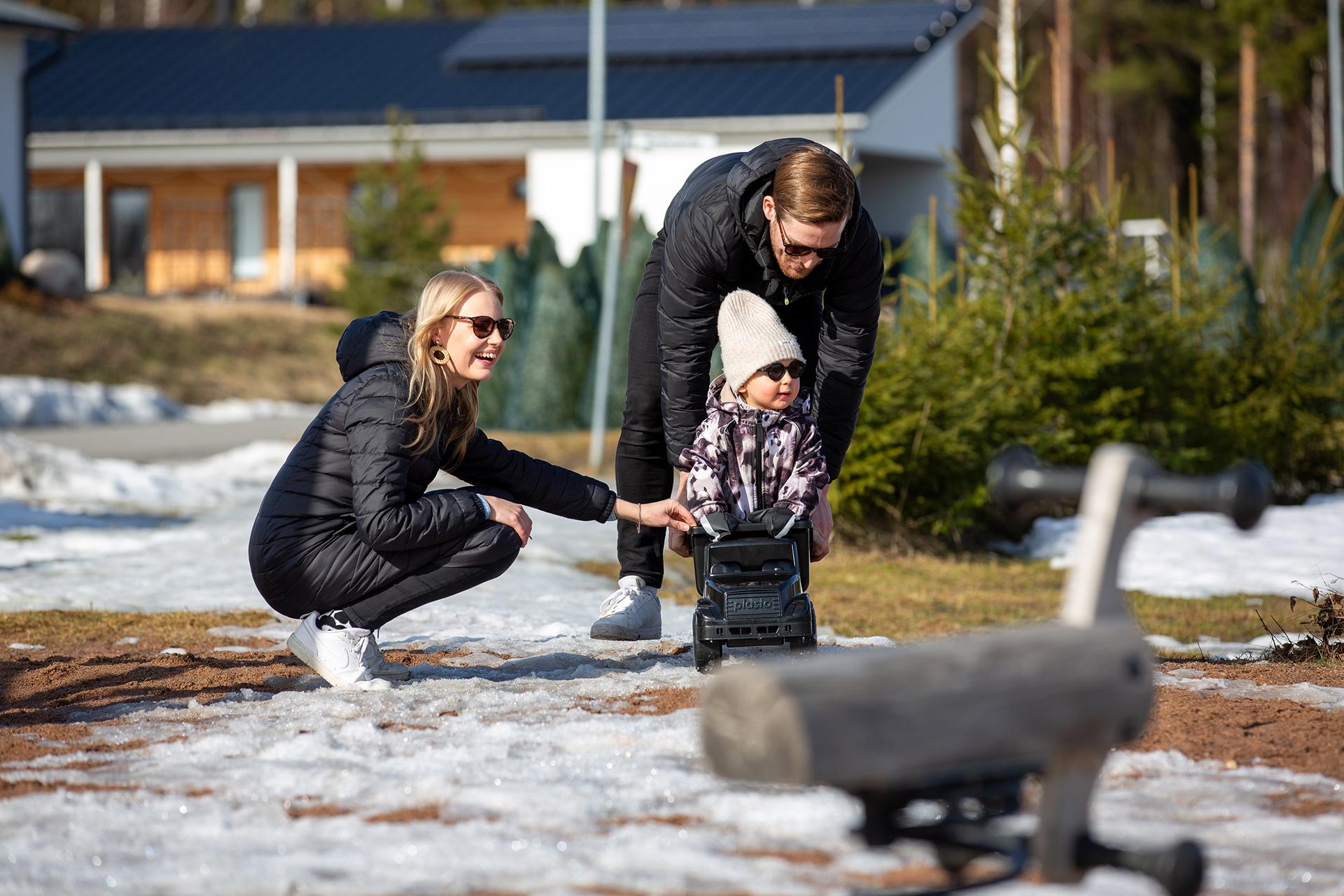 Lapsiperhe leikkipuistossa Akaan Uudessakylässä.