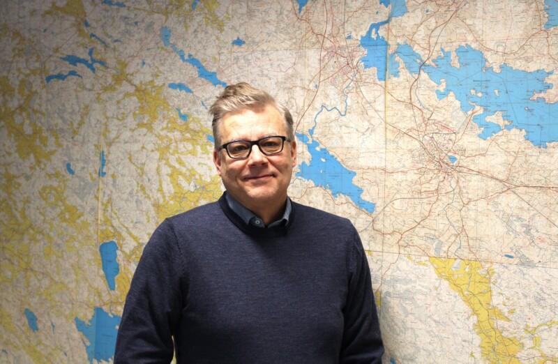 Lasse Silva kaupunkikehitysjohtaja kartan edessä.