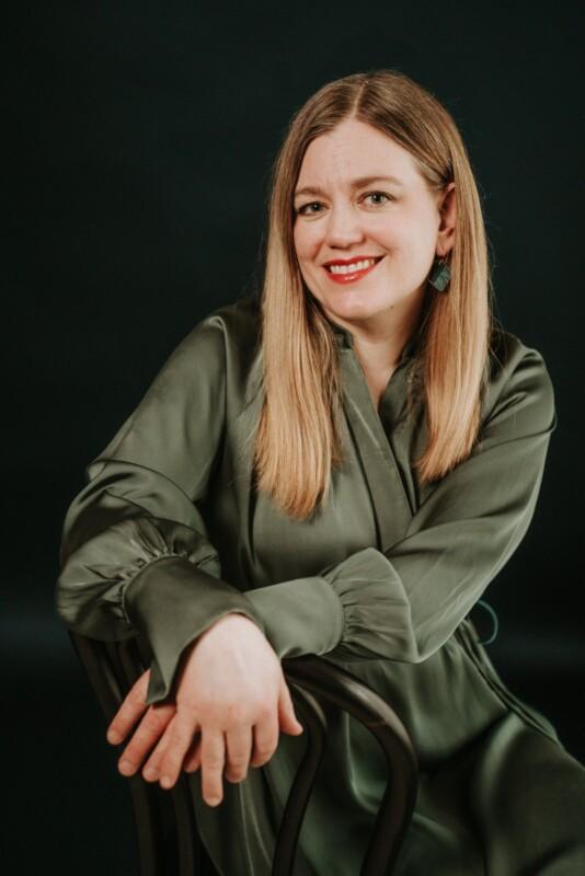Kirjailija Anna Elina Isoaro.